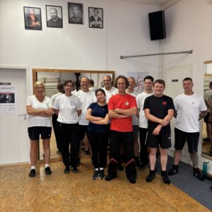 „Abschlussfoto nach dem Intensiv-Training ‚Bedrohung durch eine Gruppe‘. Teilnehmer und Trainer des Wing Chun Kung Fu – Zentrum Ulm, mit Gästen vom KKM Meckenbeuren. Positive Stimmung und Teamgeist nach zwei Tagen intensivem Training.“