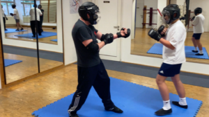 Ein Schüler greift einen anderen mit stilfremden, also nicht Wing Chun Techniken an und der andere versucht diese Angriffe mit Wing Chun zu kontern