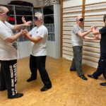 Wing Chun Schüler trainieren Chi-Sao mit Augenmaske – Schulung von taktilem Gefühl, Wahrnehmung und Reflexen ohne visuelle Kontrolle.