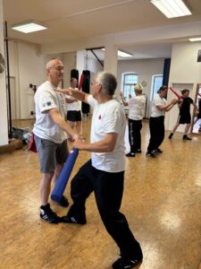 „Intensives Gruppen-Training im Wing Chun Zentrum Ulm. Die Teilnehmer trainieren defensive Strategien gegen mehrere Angreifer unter Anleitung von Sifu Bodo und Simo Eva Seibold.“
