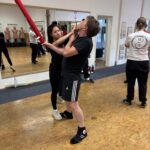 „Zwei Teilnehmer üben eine realistische Wing Chun Abwehrtechnik in Partnerarbeit. Der Schwerpunkt liegt auf Präzision, Reaktionsgeschwindigkeit und respektvollem Umgang.“