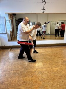 „Teilnehmer des Wing Chun Kung Fu – Zentrum Ulm beim Intensiv-Training zur Stockabwehr. Fokus auf Reflex, Distanzgefühl und Kontrolle.