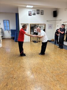 Nach seiner erfolgreichen Prüfung zum 1. Technikergrad im Wing Chun Kung Fu, bekommt Frank De Marco er von seinem Sifu Meister Bodo Seibold im Wing Chun Kung Fu Zentrum Ulm würdevoll nach traditioneller Art mit einer gegeseitigen kleinen Verbeugung seine Urkunde überreicht.