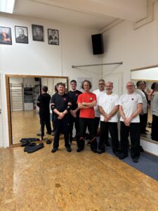 Zufriedene Teilnehmer am Intnensiv - Training "Bedrohung durch eine Gruppe"
