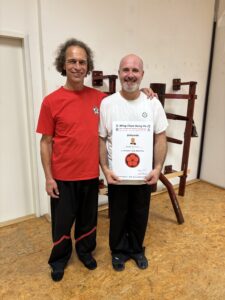 Sifu Bodo Seibold und sein stolzer Schüler Frank De Marco nach bestandener Prüfung zum 1. Technikergrad im Wing Chun Kung Fu