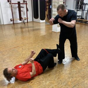 Verteidigen am Boden gegen stehenden Angreifer mit Wing Chun