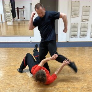 Verteidigen am Boden gegen Tritte zum Kopf mit Wing Chun