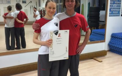 Eva Seibold bekommt den 3. Lehrergrad im Wing Chun Kung Fu verliehen