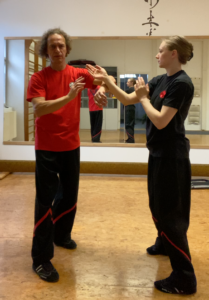 Sifu Bodo Seibold und Simo Eva im Wing Chun Kung Fu Zentrum Ulm – gemeinsames Training und Vermittlung der inneren Prinzipien des Wing Chun.